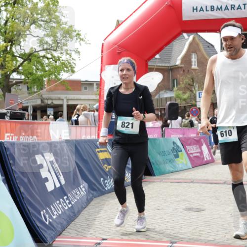 10.05.2026 - 8. Wedeler Halbmarathon Yannick Fuchs http://msf.ph/oto/9736174 10.05.2026 12:00:31 Ziel 299, 395, 469, 610, 821, 867, 899 meine-sportfotos.de
