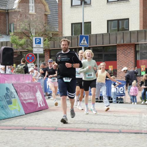 10.05.2026 - 8. Wedeler Halbmarathon Yannick Fuchs http://msf.ph/oto/9736183 10.05.2026 12:00:33 Ziel 299, 395, 469, 610, 821, 899 meine-sportfotos.de