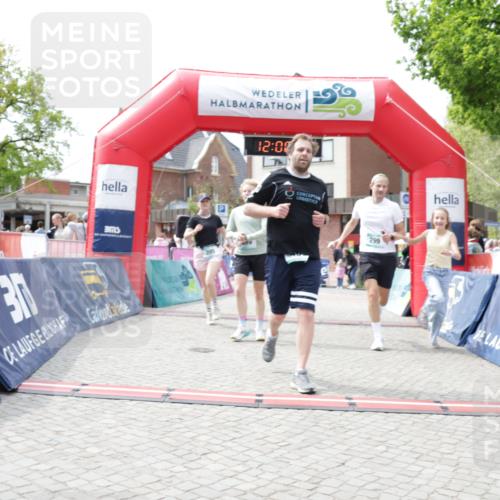 10.05.2026 - 8. Wedeler Halbmarathon Yannick Fuchs http://msf.ph/oto/9736194 10.05.2026 12:00:36 Ziel 281, 299, 395, 469, 899 meine-sportfotos.de