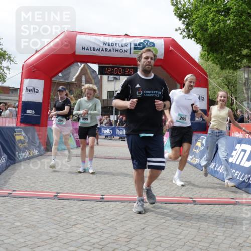 10.05.2026 - 8. Wedeler Halbmarathon Yannick Fuchs http://msf.ph/oto/9736197 10.05.2026 12:00:36 Ziel 281, 299, 395, 469, 899 meine-sportfotos.de