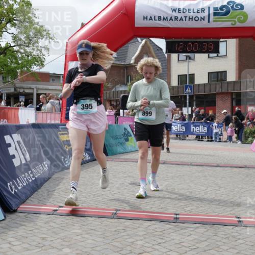 10.05.2026 - 8. Wedeler Halbmarathon Yannick Fuchs http://msf.ph/oto/9736200 10.05.2026 12:00:37 Ziel 281, 299, 395, 469, 899 meine-sportfotos.de