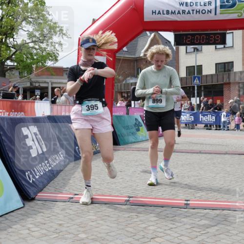 10.05.2026 - 8. Wedeler Halbmarathon Yannick Fuchs http://msf.ph/oto/9736201 10.05.2026 12:00:37 Ziel 281, 299, 395, 469, 899 meine-sportfotos.de