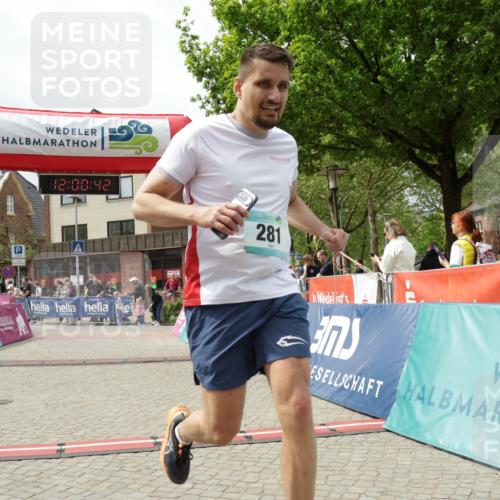 10.05.2026 - 8. Wedeler Halbmarathon Yannick Fuchs http://msf.ph/oto/9736209 10.05.2026 12:00:40 Ziel 281, 299, 395, 469, 899, 2051, 2052 meine-sportfotos.de