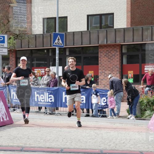 10.05.2026 - 8. Wedeler Halbmarathon Yannick Fuchs http://msf.ph/oto/9736211 10.05.2026 12:00:42 Ziel 281, 2051, 2052 meine-sportfotos.de