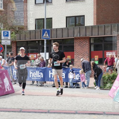 10.05.2026 - 8. Wedeler Halbmarathon Yannick Fuchs http://msf.ph/oto/9736212 10.05.2026 12:00:43 Ziel 281, 2051, 2052 meine-sportfotos.de