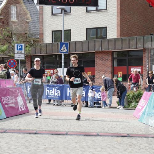 10.05.2026 - 8. Wedeler Halbmarathon Yannick Fuchs http://msf.ph/oto/9736215 10.05.2026 12:00:43 Ziel 281, 2051, 2052 meine-sportfotos.de