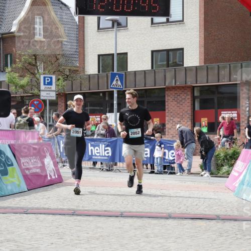 10.05.2026 - 8. Wedeler Halbmarathon Yannick Fuchs http://msf.ph/oto/9736216 10.05.2026 12:00:43 Ziel 281, 2051, 2052 meine-sportfotos.de