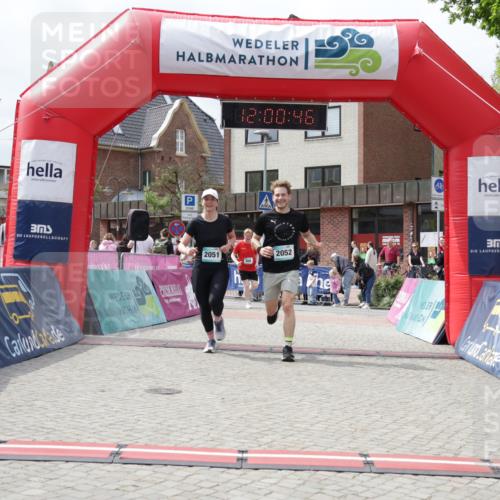 10.05.2026 - 8. Wedeler Halbmarathon Yannick Fuchs http://msf.ph/oto/9736220 10.05.2026 12:00:45 Ziel 946, 1053, 2051, 2052 meine-sportfotos.de