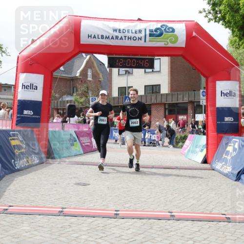 10.05.2026 - 8. Wedeler Halbmarathon Yannick Fuchs http://msf.ph/oto/9736221 10.05.2026 12:00:45 Ziel 946, 1053, 2051, 2052 meine-sportfotos.de