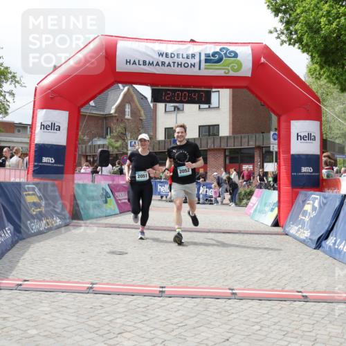 10.05.2026 - 8. Wedeler Halbmarathon Yannick Fuchs http://msf.ph/oto/9736222 10.05.2026 12:00:45 Ziel 946, 1053, 2051, 2052 meine-sportfotos.de
