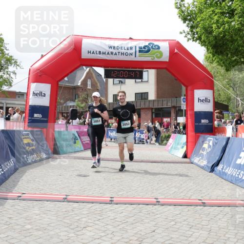 10.05.2026 - 8. Wedeler Halbmarathon Yannick Fuchs http://msf.ph/oto/9736223 10.05.2026 12:00:45 Ziel 946, 1053, 2051, 2052 meine-sportfotos.de