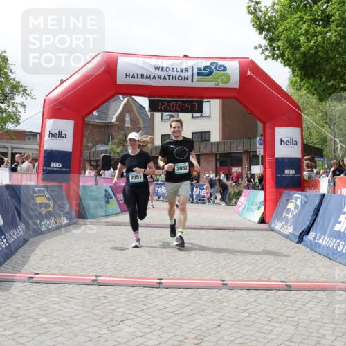 10.05.2026 - 8. Wedeler Halbmarathon Yannick Fuchs http://msf.ph/oto/9736224 10.05.2026 12:00:45 Ziel 946, 1053, 2051, 2052 meine-sportfotos.de