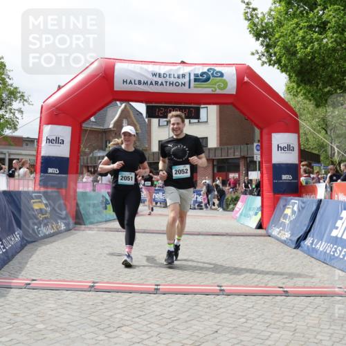 10.05.2026 - 8. Wedeler Halbmarathon Yannick Fuchs http://msf.ph/oto/9736226 10.05.2026 12:00:45 Ziel 946, 1053, 2051, 2052 meine-sportfotos.de