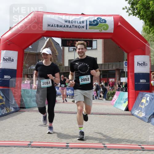 10.05.2026 - 8. Wedeler Halbmarathon Yannick Fuchs http://msf.ph/oto/9736227 10.05.2026 12:00:46 Ziel 946, 1053, 2051, 2052 meine-sportfotos.de