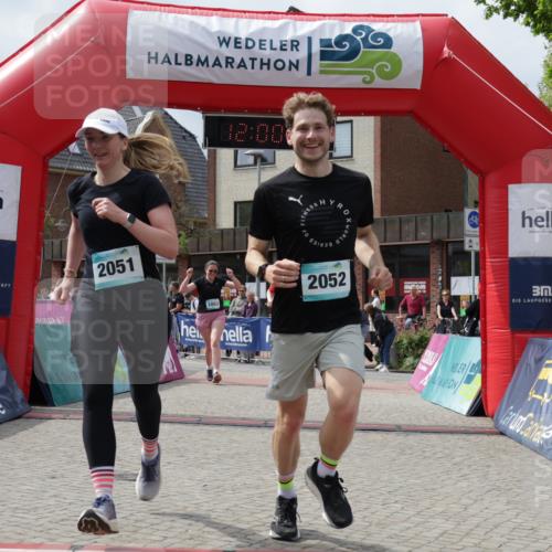 10.05.2026 - 8. Wedeler Halbmarathon Yannick Fuchs http://msf.ph/oto/9736228 10.05.2026 12:00:46 Ziel 946, 1053, 2051, 2052 meine-sportfotos.de