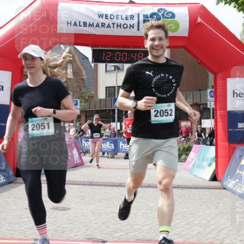 10.05.2026 - 8. Wedeler Halbmarathon Yannick Fuchs http://msf.ph/oto/9736229 10.05.2026 12:00:46 Ziel 946, 1053, 2051, 2052 meine-sportfotos.de