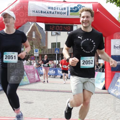 10.05.2026 - 8. Wedeler Halbmarathon Yannick Fuchs http://msf.ph/oto/9736230 10.05.2026 12:00:46 Ziel 946, 1053, 2051, 2052 meine-sportfotos.de
