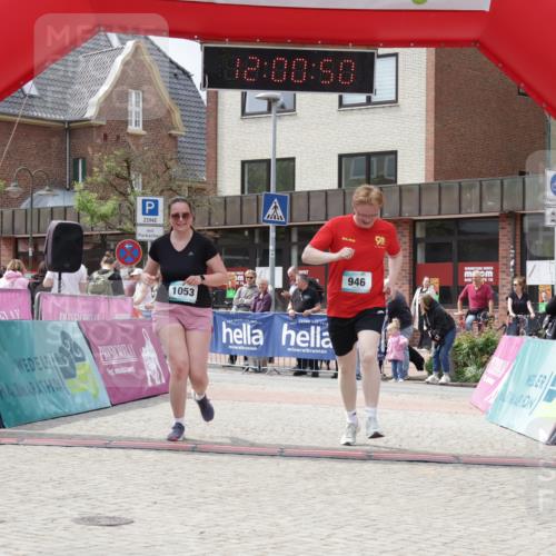 10.05.2026 - 8. Wedeler Halbmarathon Yannick Fuchs http://msf.ph/oto/9736237 10.05.2026 12:00:48 Ziel 491, 946, 1053, 2051, 2052 meine-sportfotos.de