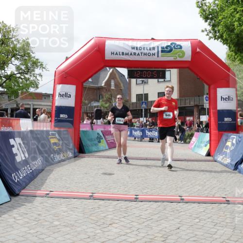 10.05.2026 - 8. Wedeler Halbmarathon Yannick Fuchs http://msf.ph/oto/9736241 10.05.2026 12:00:49 Ziel 491, 946, 1053, 2051, 2052 meine-sportfotos.de