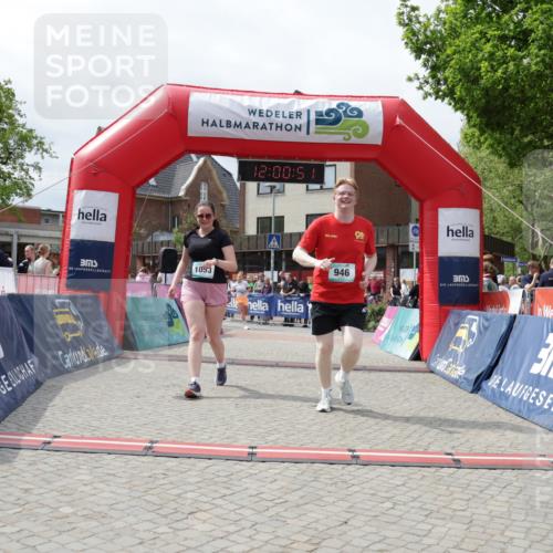 10.05.2026 - 8. Wedeler Halbmarathon Yannick Fuchs http://msf.ph/oto/9736245 10.05.2026 12:00:49 Ziel 491, 946, 1053, 2051, 2052 meine-sportfotos.de