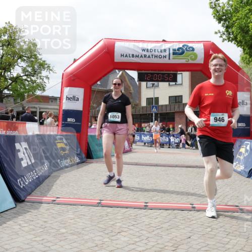 10.05.2026 - 8. Wedeler Halbmarathon Yannick Fuchs http://msf.ph/oto/9736247 10.05.2026 12:00:50 Ziel 491, 946, 1053, 2051, 2052 meine-sportfotos.de