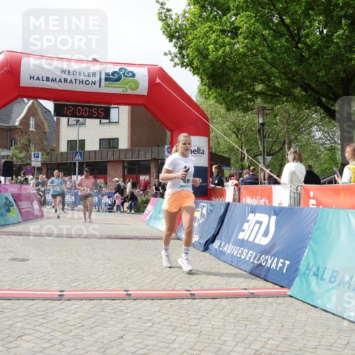 10.05.2026 - 8. Wedeler Halbmarathon Yannick Fuchs http://msf.ph/oto/9736254 10.05.2026 12:00:53 Ziel 159, 215, 216, 491, 686, 946, 1053 meine-sportfotos.de