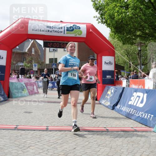 10.05.2026 - 8. Wedeler Halbmarathon Yannick Fuchs http://msf.ph/oto/9736265 10.05.2026 12:00:56 Ziel 159, 215, 216, 491, 686 meine-sportfotos.de