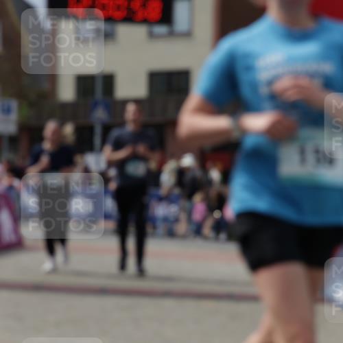 10.05.2026 - 8. Wedeler Halbmarathon Yannick Fuchs http://msf.ph/oto/9736267 10.05.2026 12:00:56 Ziel 159, 215, 216, 491, 686 meine-sportfotos.de