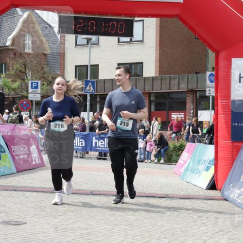 10.05.2026 - 8. Wedeler Halbmarathon Yannick Fuchs http://msf.ph/oto/9736272 10.05.2026 12:00:58 Ziel 159, 215, 216, 686, 994 meine-sportfotos.de