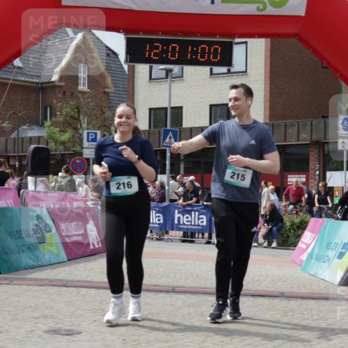 10.05.2026 - 8. Wedeler Halbmarathon Yannick Fuchs http://msf.ph/oto/9736275 10.05.2026 12:00:58 Ziel 159, 215, 216, 686, 994 meine-sportfotos.de