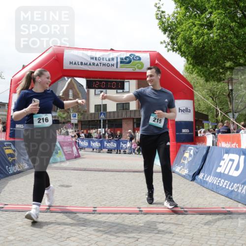10.05.2026 - 8. Wedeler Halbmarathon Yannick Fuchs http://msf.ph/oto/9736279 10.05.2026 12:01:00 Ziel 159, 215, 216, 686, 994 meine-sportfotos.de