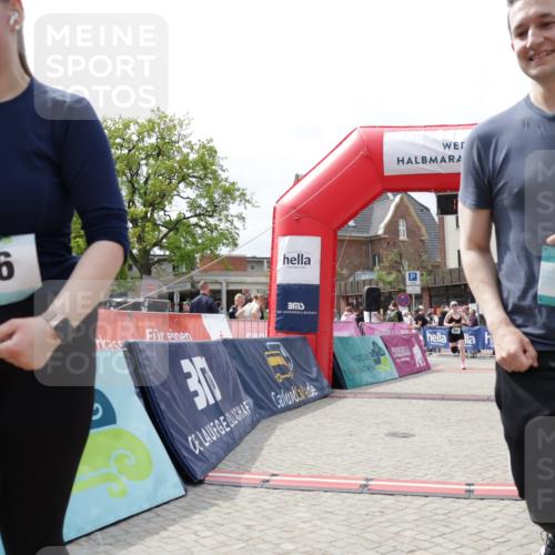 10.05.2026 - 8. Wedeler Halbmarathon Yannick Fuchs http://msf.ph/oto/9736281 10.05.2026 12:01:01 Ziel 159, 215, 216, 525, 686, 994, 995 meine-sportfotos.de