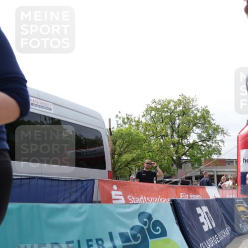 10.05.2026 - 8. Wedeler Halbmarathon Yannick Fuchs http://msf.ph/oto/9736283 10.05.2026 12:01:01 Ziel 159, 215, 216, 525, 686, 994, 995 meine-sportfotos.de