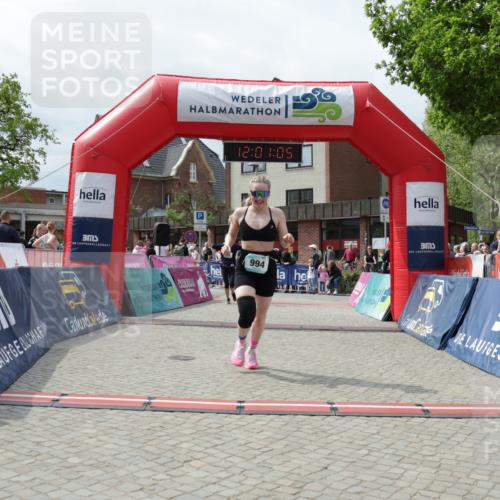 10.05.2026 - 8. Wedeler Halbmarathon Yannick Fuchs http://msf.ph/oto/9736293 10.05.2026 12:01:03 Ziel 215, 216, 525, 994, 995 meine-sportfotos.de
