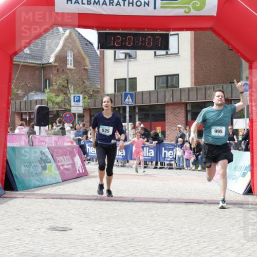 10.05.2026 - 8. Wedeler Halbmarathon Yannick Fuchs http://msf.ph/oto/9736300 10.05.2026 12:01:05 Ziel 525, 544, 994, 995 meine-sportfotos.de