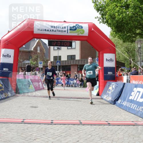 10.05.2026 - 8. Wedeler Halbmarathon Yannick Fuchs http://msf.ph/oto/9736302 10.05.2026 12:01:06 Ziel 525, 544, 614, 994, 995 meine-sportfotos.de