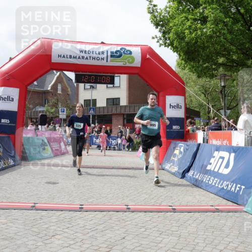 10.05.2026 - 8. Wedeler Halbmarathon Yannick Fuchs http://msf.ph/oto/9736303 10.05.2026 12:01:06 Ziel 525, 544, 614, 994, 995 meine-sportfotos.de