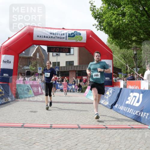 10.05.2026 - 8. Wedeler Halbmarathon Yannick Fuchs http://msf.ph/oto/9736305 10.05.2026 12:01:06 Ziel 525, 544, 614, 994, 995 meine-sportfotos.de