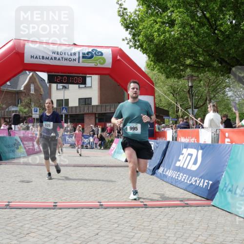10.05.2026 - 8. Wedeler Halbmarathon Yannick Fuchs http://msf.ph/oto/9736306 10.05.2026 12:01:06 Ziel 525, 544, 614, 994, 995 meine-sportfotos.de