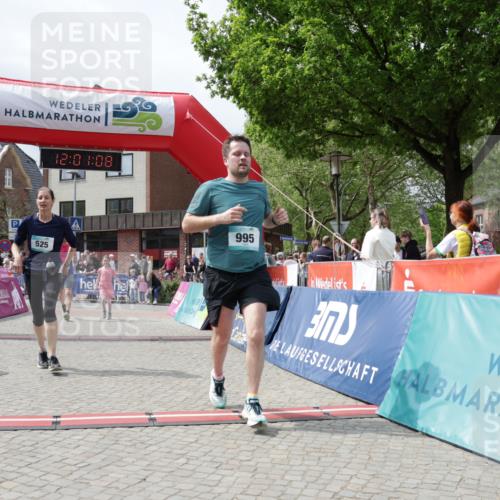 10.05.2026 - 8. Wedeler Halbmarathon Yannick Fuchs http://msf.ph/oto/9736307 10.05.2026 12:01:07 Ziel 525, 544, 614, 994, 995 meine-sportfotos.de