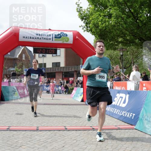 10.05.2026 - 8. Wedeler Halbmarathon Yannick Fuchs http://msf.ph/oto/9736308 10.05.2026 12:01:07 Ziel 525, 544, 614, 994, 995 meine-sportfotos.de