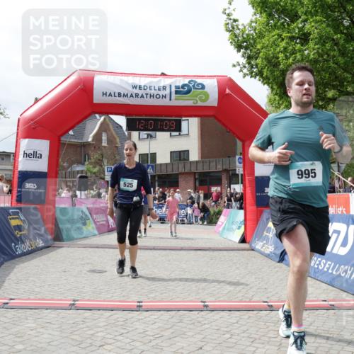 10.05.2026 - 8. Wedeler Halbmarathon Yannick Fuchs http://msf.ph/oto/9736309 10.05.2026 12:01:07 Ziel 525, 544, 614, 994, 995 meine-sportfotos.de