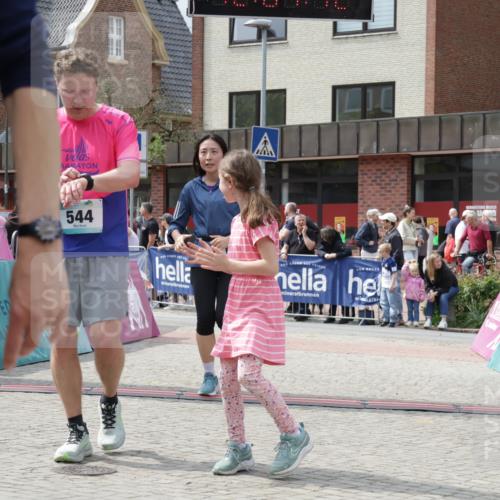 10.05.2026 - 8. Wedeler Halbmarathon Yannick Fuchs http://msf.ph/oto/9736321 10.05.2026 12:01:10 Ziel 525, 544, 614, 995 meine-sportfotos.de