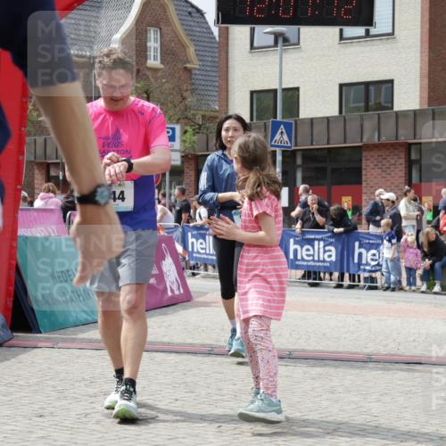 10.05.2026 - 8. Wedeler Halbmarathon Yannick Fuchs http://msf.ph/oto/9736322 10.05.2026 12:01:10 Ziel 525, 544, 614, 995 meine-sportfotos.de