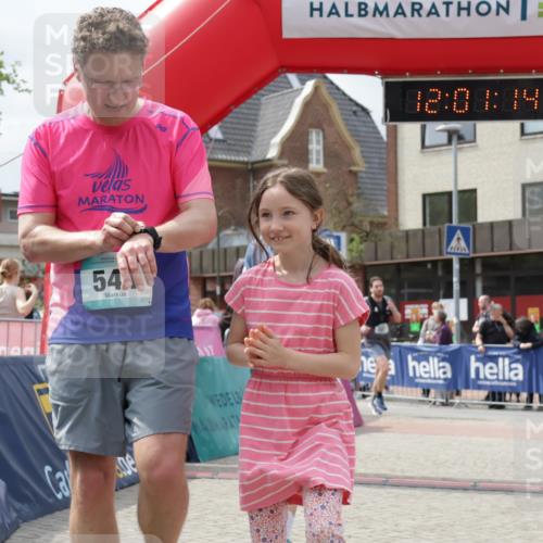 10.05.2026 - 8. Wedeler Halbmarathon Yannick Fuchs http://msf.ph/oto/9736327 10.05.2026 12:01:12 Ziel 227, 544, 614 meine-sportfotos.de