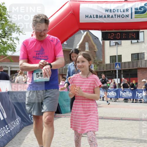 10.05.2026 - 8. Wedeler Halbmarathon Yannick Fuchs http://msf.ph/oto/9736328 10.05.2026 12:01:12 Ziel 227, 544, 614 meine-sportfotos.de