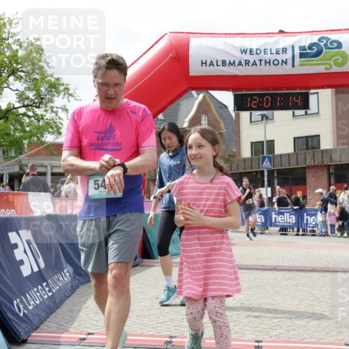 10.05.2026 - 8. Wedeler Halbmarathon Yannick Fuchs http://msf.ph/oto/9736329 10.05.2026 12:01:12 Ziel 227, 544, 614 meine-sportfotos.de