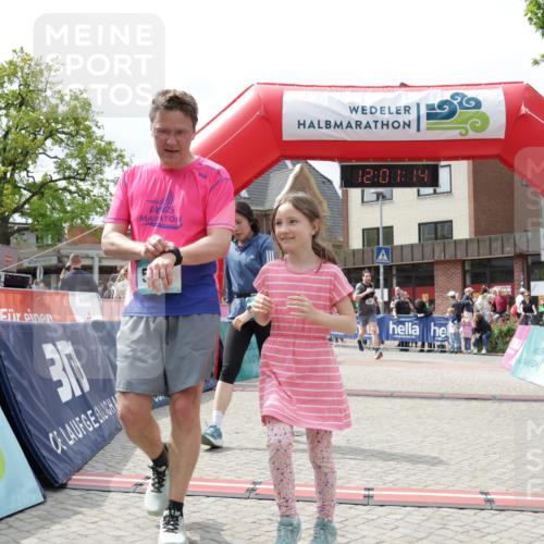 10.05.2026 - 8. Wedeler Halbmarathon Yannick Fuchs http://msf.ph/oto/9736330 10.05.2026 12:01:13 Ziel 227, 544, 614 meine-sportfotos.de