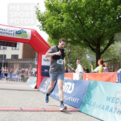 10.05.2026 - 8. Wedeler Halbmarathon Yannick Fuchs http://msf.ph/oto/9736333 10.05.2026 12:01:16 Ziel 6, 219, 227, 614 meine-sportfotos.de