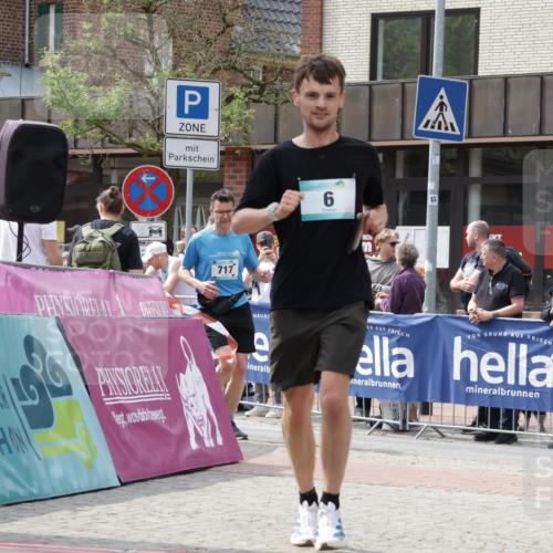 10.05.2026 - 8. Wedeler Halbmarathon Yannick Fuchs http://msf.ph/oto/9736335 10.05.2026 12:01:18 Ziel 6, 219, 227, 717 meine-sportfotos.de